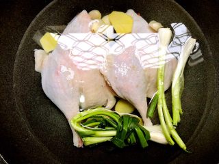 15、家常盐水鸭,放入一大碗冷水，水盖过鸭肉还要再多一点，开大火把水煮开