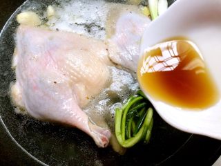 16、家常盐水鸭,水开颗以后倒入10g料酒，继续再大火煮5分钟，不用盖盖子，，先让酒挥发一下，这样做出来的鸭肉就不会有酒味