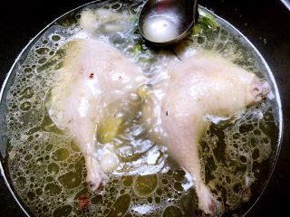 17、家常盐水鸭,撇去浮末，盖上盖子，转中火煮30分钟，煮好不要立马打开盖子，再焖5分钟以后再打开