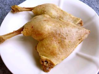 18、家常盐水鸭,煮好夹到盘子里晾凉再切块