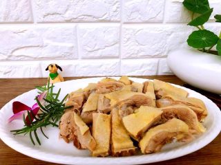 19、家常盐水鸭,切好装盘，看着美味吧！