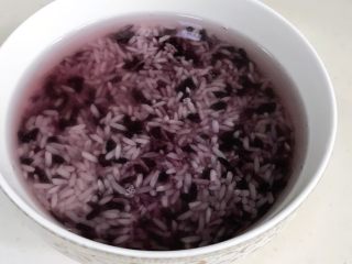 1、香甜菠萝糯米饭,把糯米和黑米冲洗干净,提前一个晚上进行浸泡。