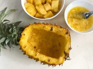 7、香甜菠萝糯米饭,直到把果肉挖完。