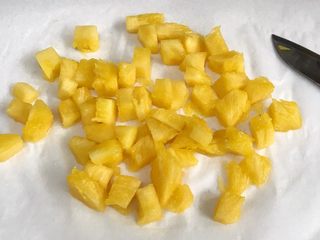 8、香甜菠萝糯米饭,取100克菠萝果肉,切成小丁备用。