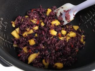 11、香甜菠萝糯米饭,把糯米饭和其他加入的食材拌匀,此时可以尝尝味道,根据自己的口味喜好进行调整甜度。