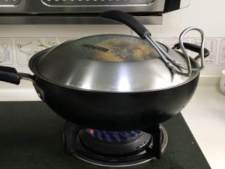 13、香甜菠萝糯米饭,盖好锅盖,中大火蒸煮15~20分钟。