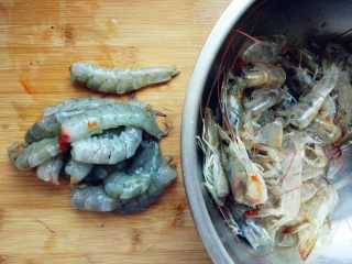 1、蛋黄焗虾球,虾洗净，剥壳