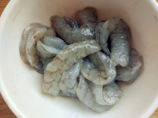 2、蛋黄焗虾球,开背去纱线，用少许盐、料酒、生抽、糖、白胡椒粉抓匀，腌制一会儿