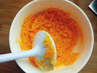 3、蛋黄焗虾球,咸蛋黄用刀背压碎，切葱花儿。咸蛋黄用生的真空包装那种，或者煮熟的都可以