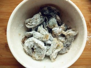 4、蛋黄焗虾球,腌好的虾仁倒掉多余水分，用淀粉抓匀