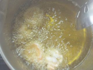 5、蛋黄焗虾球,油温五成热，约150°左右，将虾仁倒入炸到八成熟