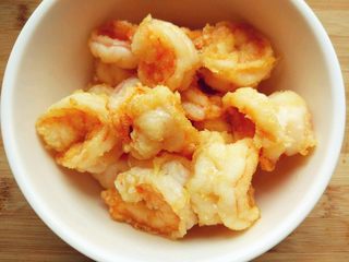 6、蛋黄焗虾球,捞出沥净余油，备用