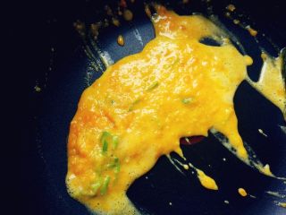 7、蛋黄焗虾球, 热锅热油，爆香葱花，将咸蛋黄倒入稍炒一下。油可以再少一些