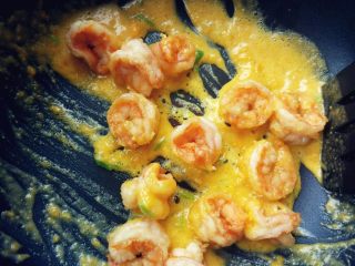 8、蛋黄焗虾球,倒入虾仁，迅速翻炒到裹满蛋黄，盛出即可