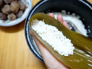 1、蜜枣白米甜粽,铺入适量糯米。