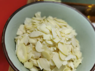 2、陈皮豆沙广式月饼,杏仁片