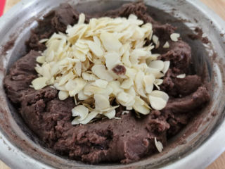 3、陈皮豆沙广式月饼,豆沙加入杏仁片