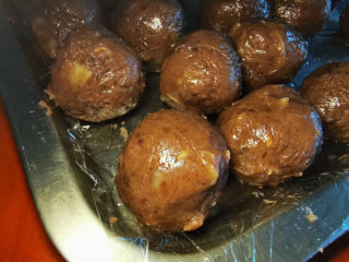 4、陈皮豆沙广式月饼,搓成30克左右