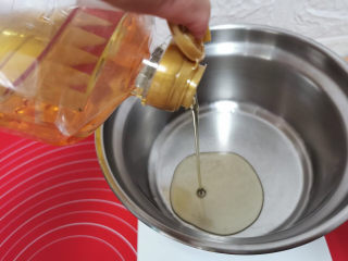 6、陈皮豆沙广式月饼,倒入花生油