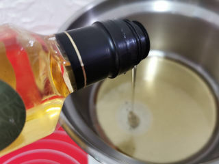 7、陈皮豆沙广式月饼,倒入转化糖浆