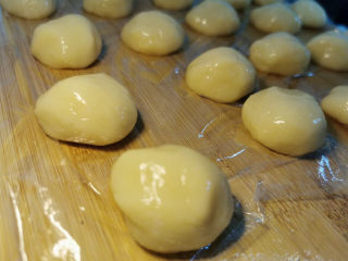 12、陈皮豆沙广式月饼,分成15克小剂子