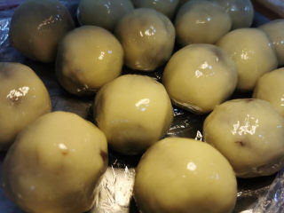 14、陈皮豆沙广式月饼,收口捏紧