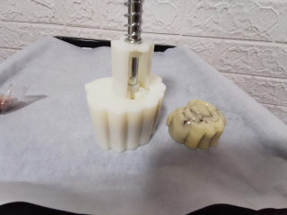 15、陈皮豆沙广式月饼,放入月饼模具中压出形状