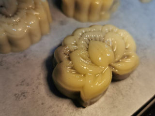 16、陈皮豆沙广式月饼,放进烤盘