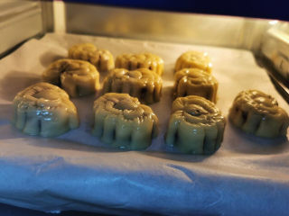 17、陈皮豆沙广式月饼,烤箱180度预预热，烤5分钟，取出冷却