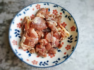 1、红焖羊肉,羊肉洗干净切成块备用。