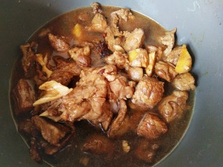 8、红焖羊肉,转入砂锅，加温开水