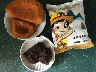 1、南瓜豆沙汤圆,备好食材，南瓜是头晚和米饭一起蒸熟的，今早包就省时省事了