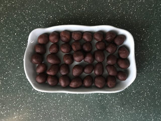 4、南瓜豆沙汤圆,这时把备好的红豆沙，分份搓成小豆沙球