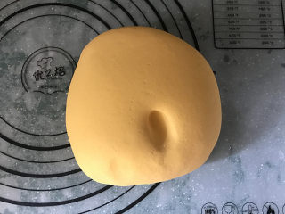 5、南瓜豆沙汤圆,取出饧好的面团，再用劲揉几下，面团很快就变得光滑且软硬适中
