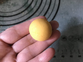 8、南瓜豆沙汤圆,用虎口收拢，把封口处捏紧后搓成圆球，南瓜豆沙汤圆就包好了，圆润光滑还不粘手，有没有！