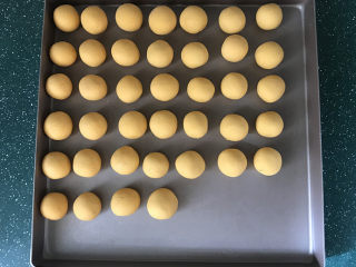 9、南瓜豆沙汤圆,包好后直接放在盘子里，盘子不用刷油和撒干粉也不会粘连