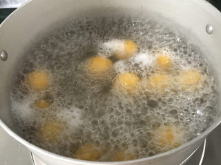 12、南瓜豆沙汤圆,待全部飘起来的时候汤圆就熟透了