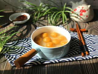 13、南瓜豆沙汤圆,好看好吃的南瓜豆沙汤圆就煮好了，连同汤汁一起盛入碗中