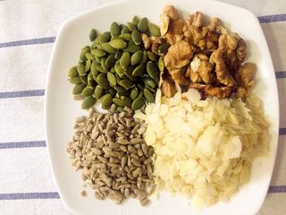 2、韩式南瓜????小月饼,制作坚果粉末：烤箱170度十分钟把干果烤熟。