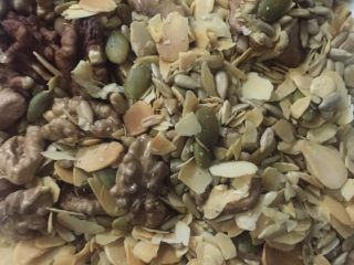 3、韩式南瓜????小月饼,烤熟到呈图中这样的微黄色，因每个人家里的烤箱温度不同，注意不要烤糊