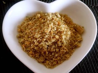 4、韩式南瓜????小月饼,用食品料理机研磨成粗颗粒坚果粉末待用