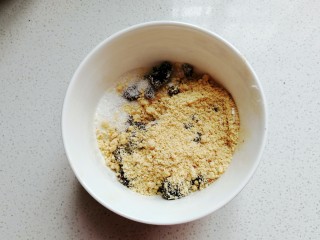 1、红糖炒汤圆,先将红糖60克、白糖、花生碎拌匀即成馅料；