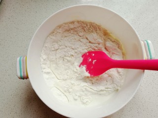 2、红糖炒汤圆,将糯米粉加入40度左右温开水和匀；