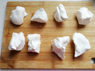 4、红糖炒汤圆,再分成均匀的剂子；