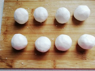 5、红糖炒汤圆,再分成均匀的剂子；