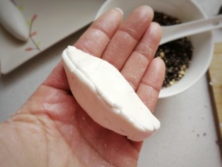 7、红糖炒汤圆,然后将两边合起来捏紧实；