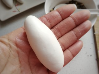 8、红糖炒汤圆,再搓圆搓光滑，整形成橄榄形状；