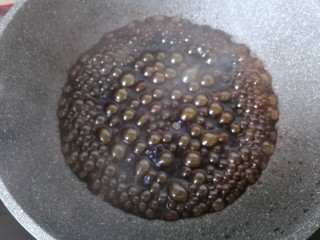 11、红糖炒汤圆,不粘锅放入剩下的红糖，再加适量清水烧开，把糖融化；