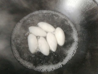 10、红糖炒汤圆,锅中入适量水烧开，水开后放入汤圆煮熟，然后捞起备用；