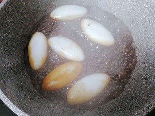 12、红糖炒汤圆,然后把煮熟的汤圆放入糖液中翻炒一会儿，炒好后起锅装盘，淋上糖汁就可享用啦！